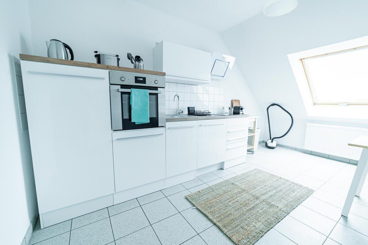 Een koelkast, een oven, een kookplaat, een vaatwasser