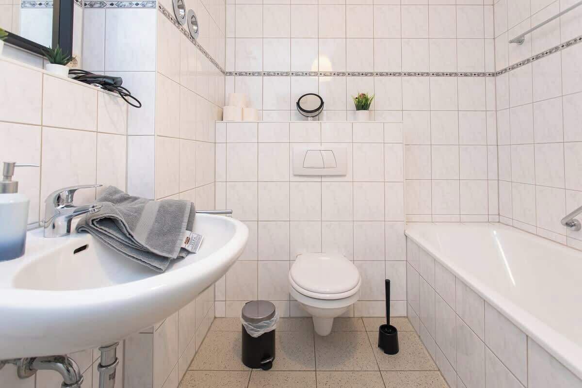 Une salle de bain avec un lavabo, des toilettes et une baignoire.