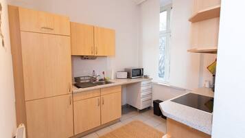 Fridge, stovetop, coffee/tea maker, cookware/dishes/utensils