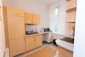 Jääkaappi, liesi, kahvin-/teenkeitin