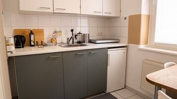 Microones i utensilis de cuina, vaixella i coberteria