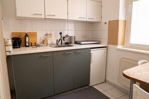 Microondas y utensilios de cocina 