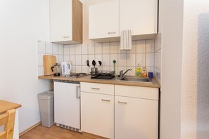 Kylskåp, spishäll, kaffe- och tebryggare och grytor/köksredskap