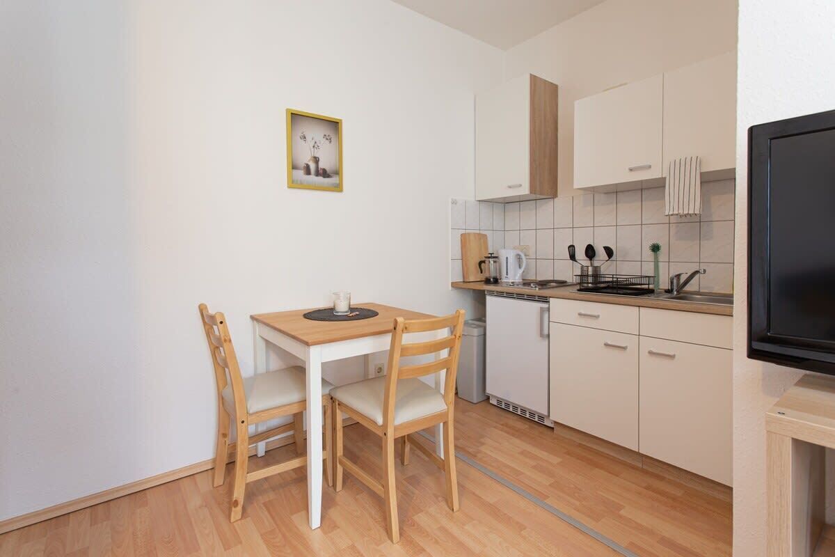 Kühlschrank, Herdplatte, Wasserkocher mit Kaffee-/Teezubehör