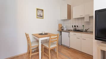 Kühlschrank, Herdplatte, Wasserkocher mit Kaffee-/Teezubehör