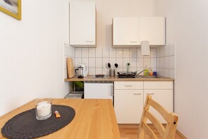 Kylskåp, spishäll, kaffe- och tebryggare och grytor/köksredskap