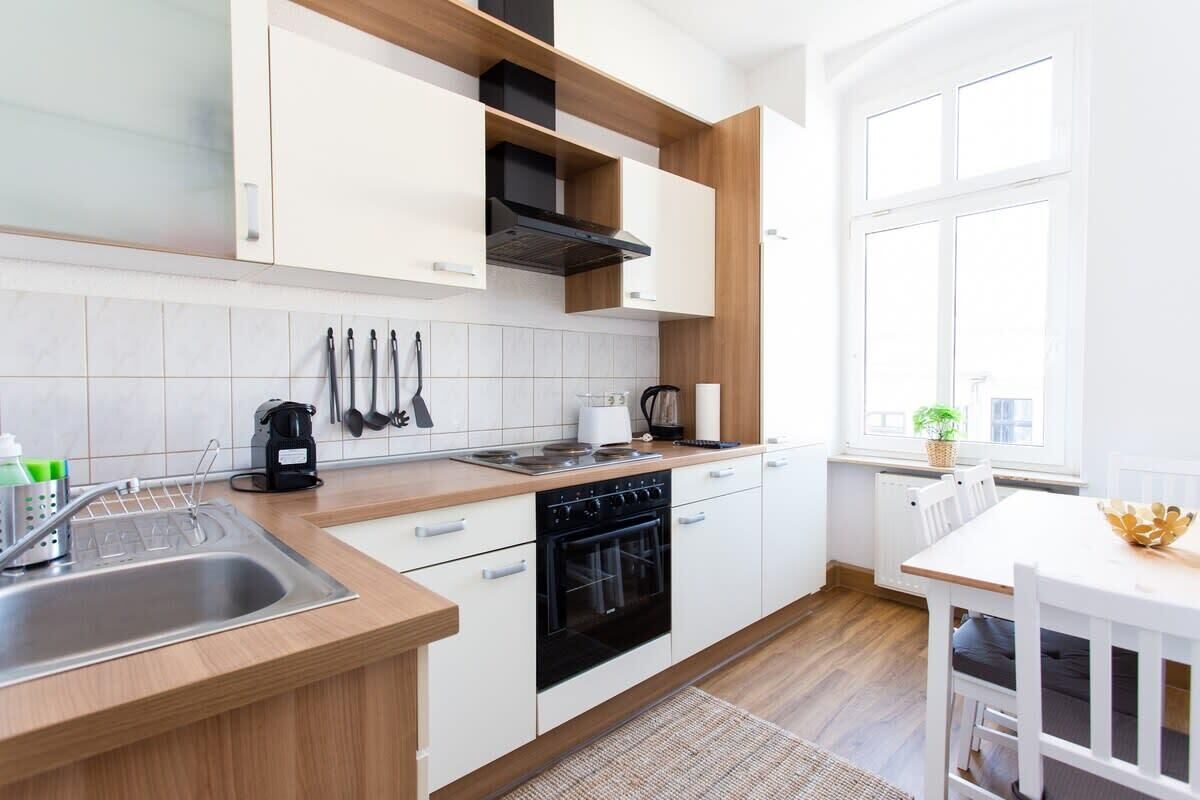 Kühlschrank, Ofen, Herdplatte, Wasserkocher mit Kaffee-/Teezubehör