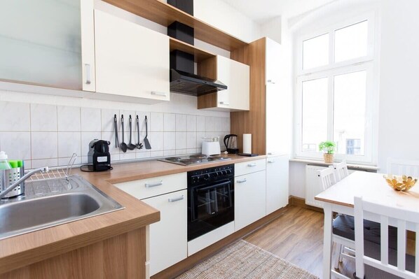 Kühlschrank, Ofen, Herdplatte, Wasserkocher mit Kaffee-/Teezubehör