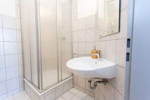 Dusche, Haartrockner, Handtücher, Toilettenpapier