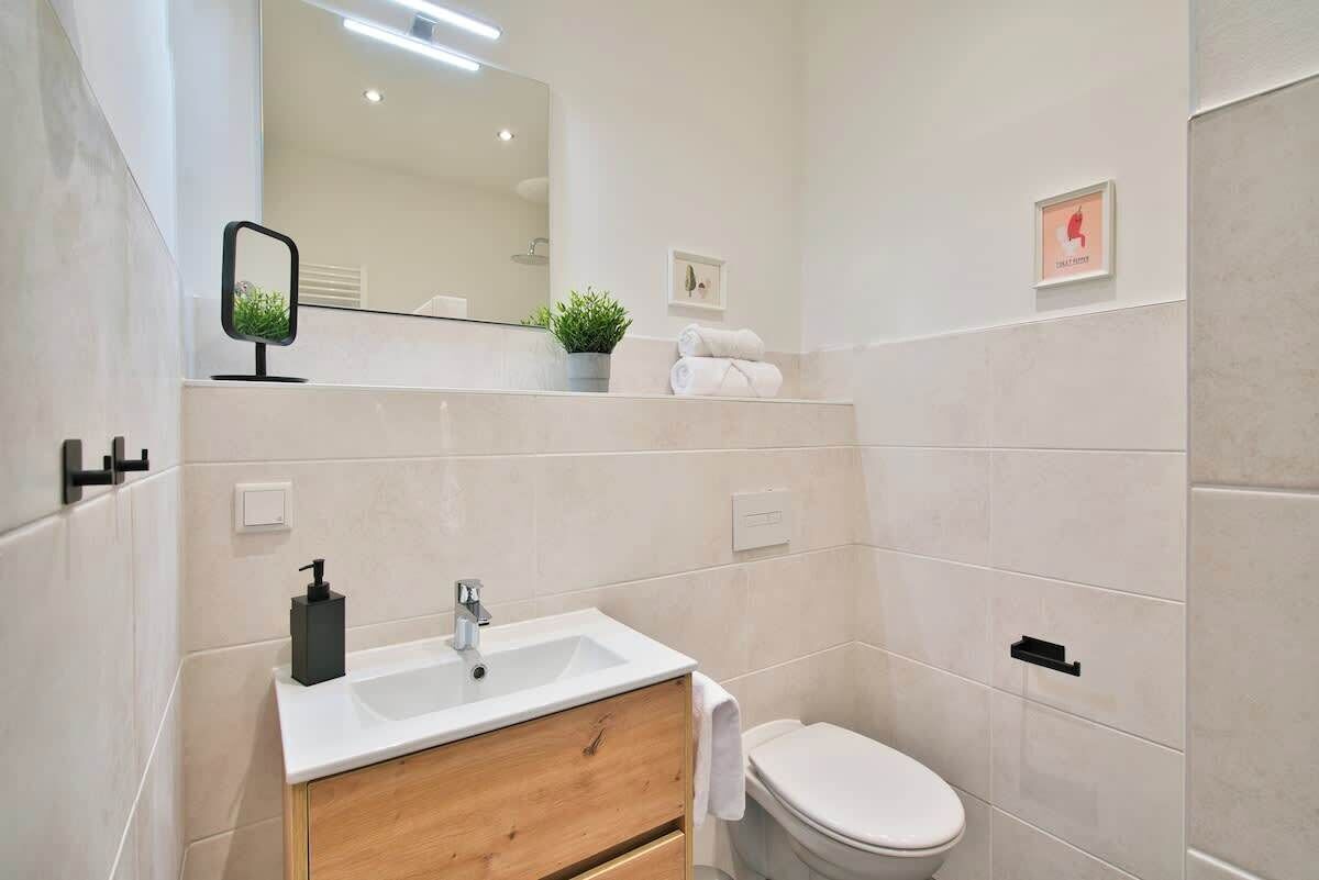 Shower, free toiletries, hair dryer, towels