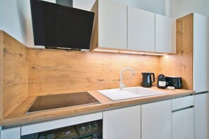 Refrigerador, horno, parrilla de estufa y lavavajillas 