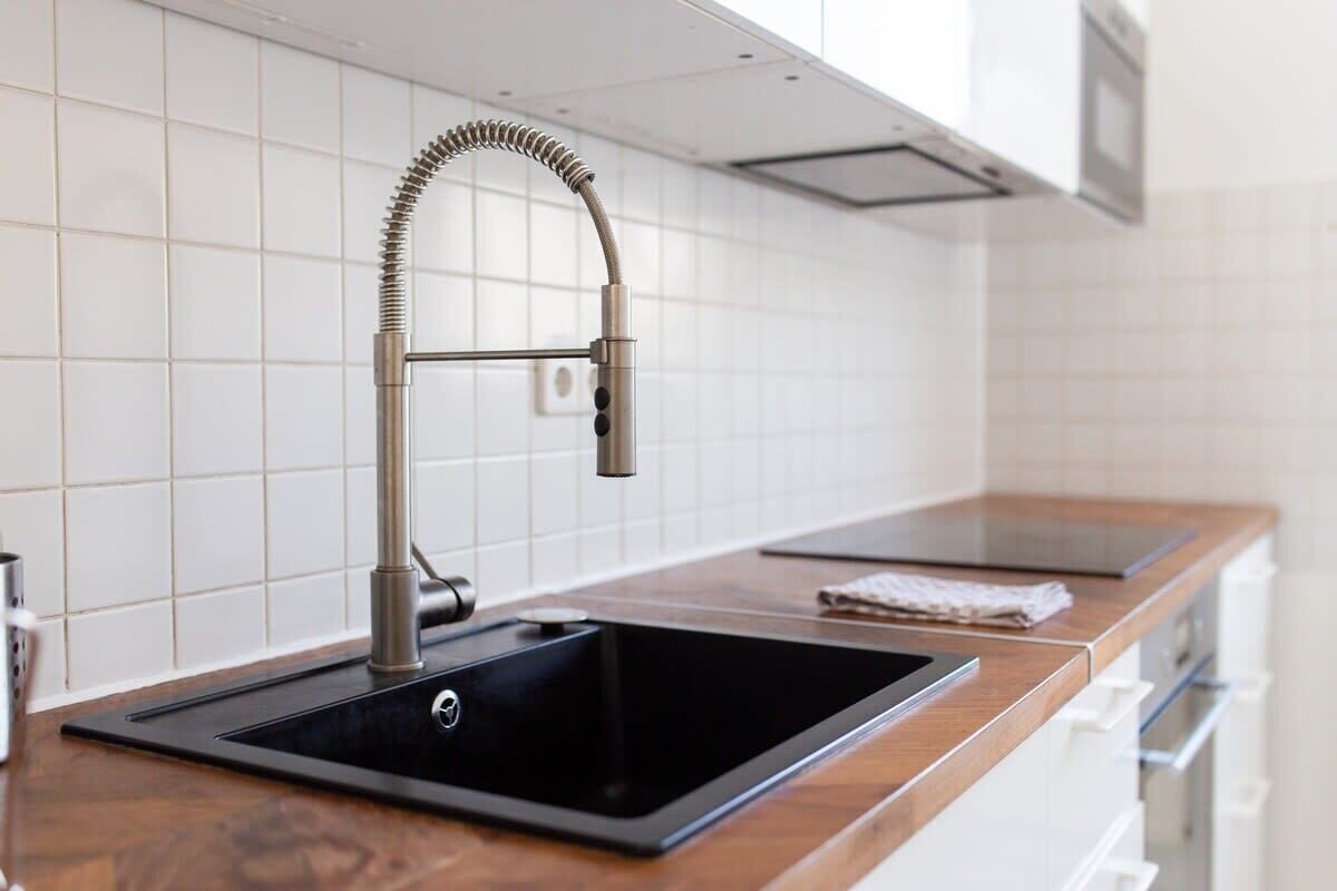 Kjøleskap, ovn, kokeplater og oppvaskmaskin