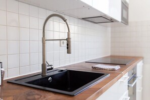 Kjøleskap, ovn, kokeplater og oppvaskmaskin