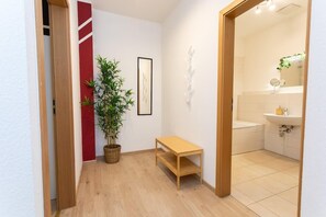 Shower, hair dryer, towels, toilet paper - FullHouse | Halle | R6 Tokyo (Halle (Saale))
