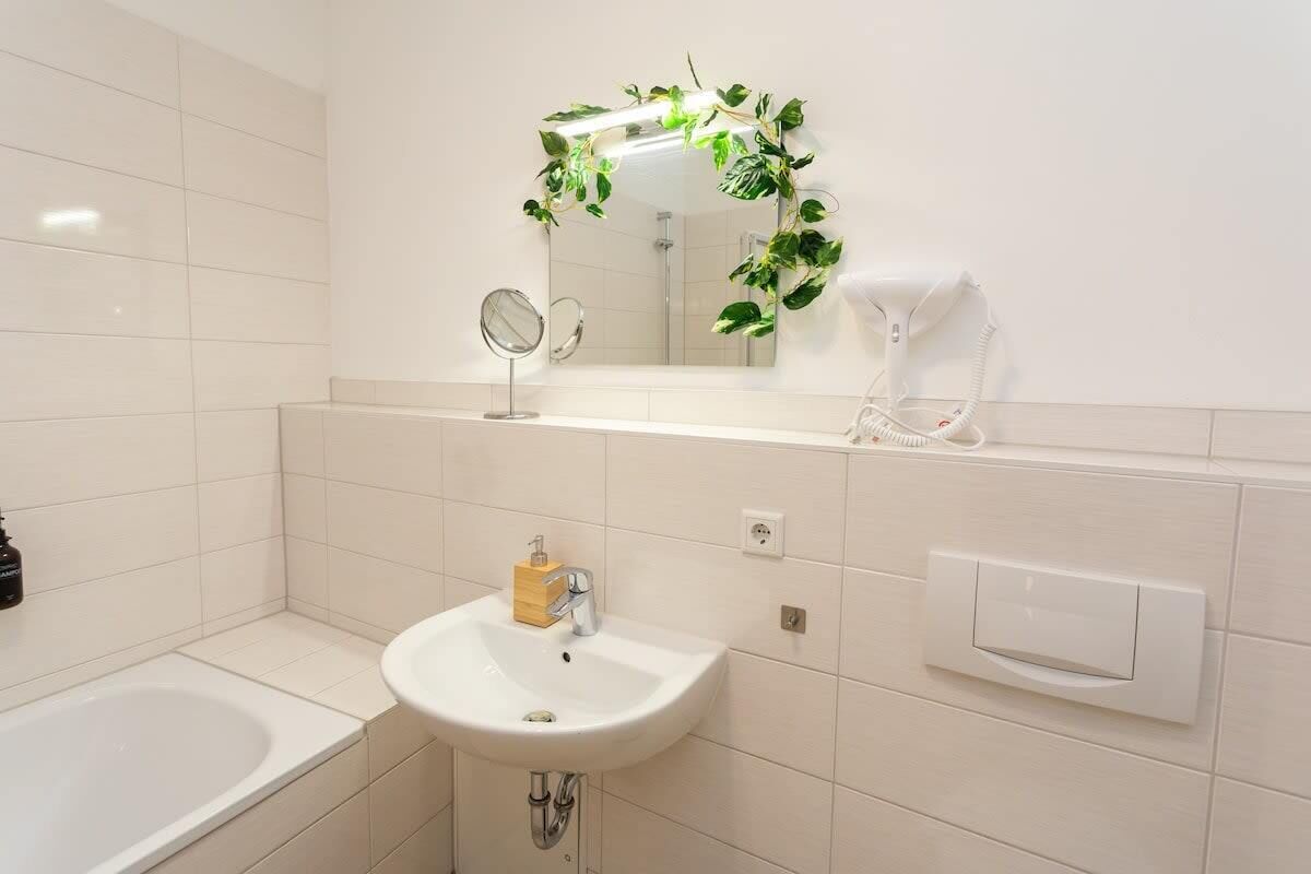 Douche, sèche-cheveux, serviettes fournies