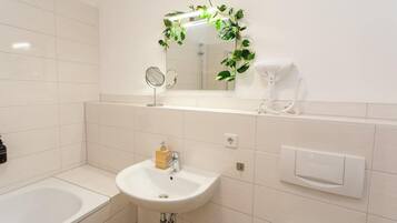 Douche, sĂšche-cheveux, serviettes fournies