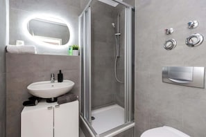 Dusche, kostenlose Toilettenartikel, Haartrockner, Handtücher