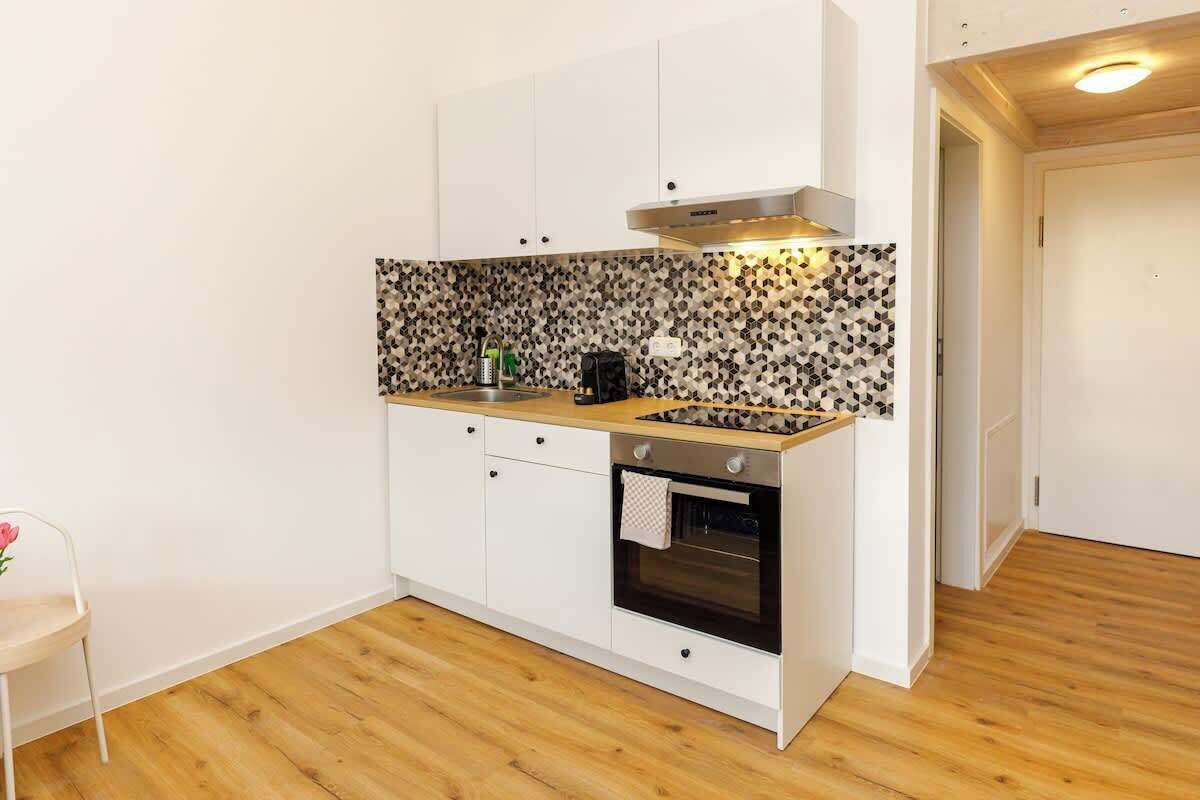 Kjøleskap, kokeplater, kaffetrakter/tekoker og brødrister