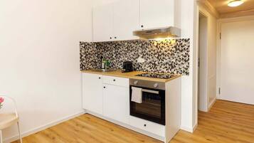 Kühlschrank, Herdplatte, Wasserkocher mit Kaffee-/Teezubehör, Toaster