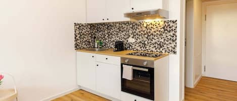 Kjøleskap, kokeplater, kaffetrakter/tekoker og brødrister