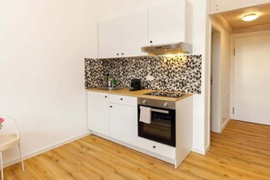 Kühlschrank, Herdplatte, Wasserkocher mit Kaffee-/Teezubehör, Toaster