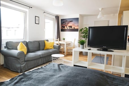 TV. FullHouse | Halle | T28 Elephant Apt.
