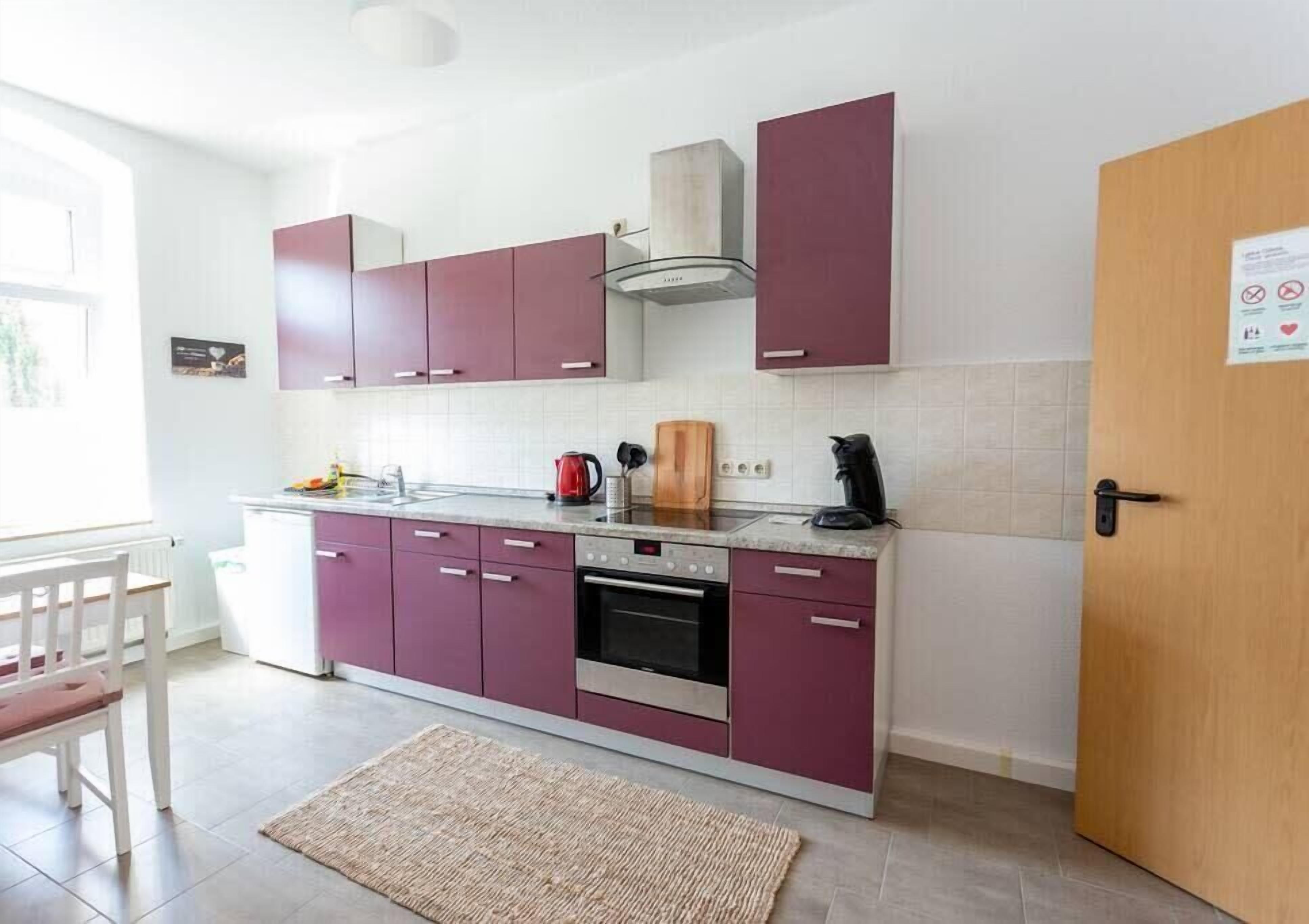 Frigorífico, horno, placa de cocina y lavavajillas