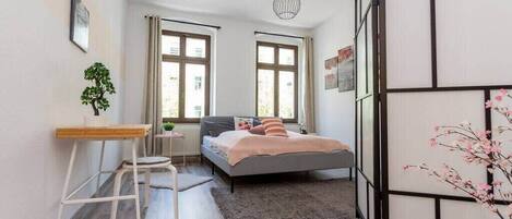 2 多间卧室、WiFi、床单