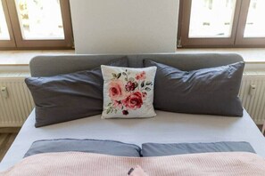 2 slaapkamers, een bureau, wifi, beddengoed