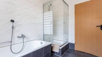 Bruser, hårtørrer, håndklæder, Toiletpapir