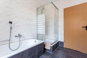 Shower, hair dryer, towels, toilet paper - FullHouse | Chemnitz | Z25 Japan | 2 Bedroom (Chemnitz)