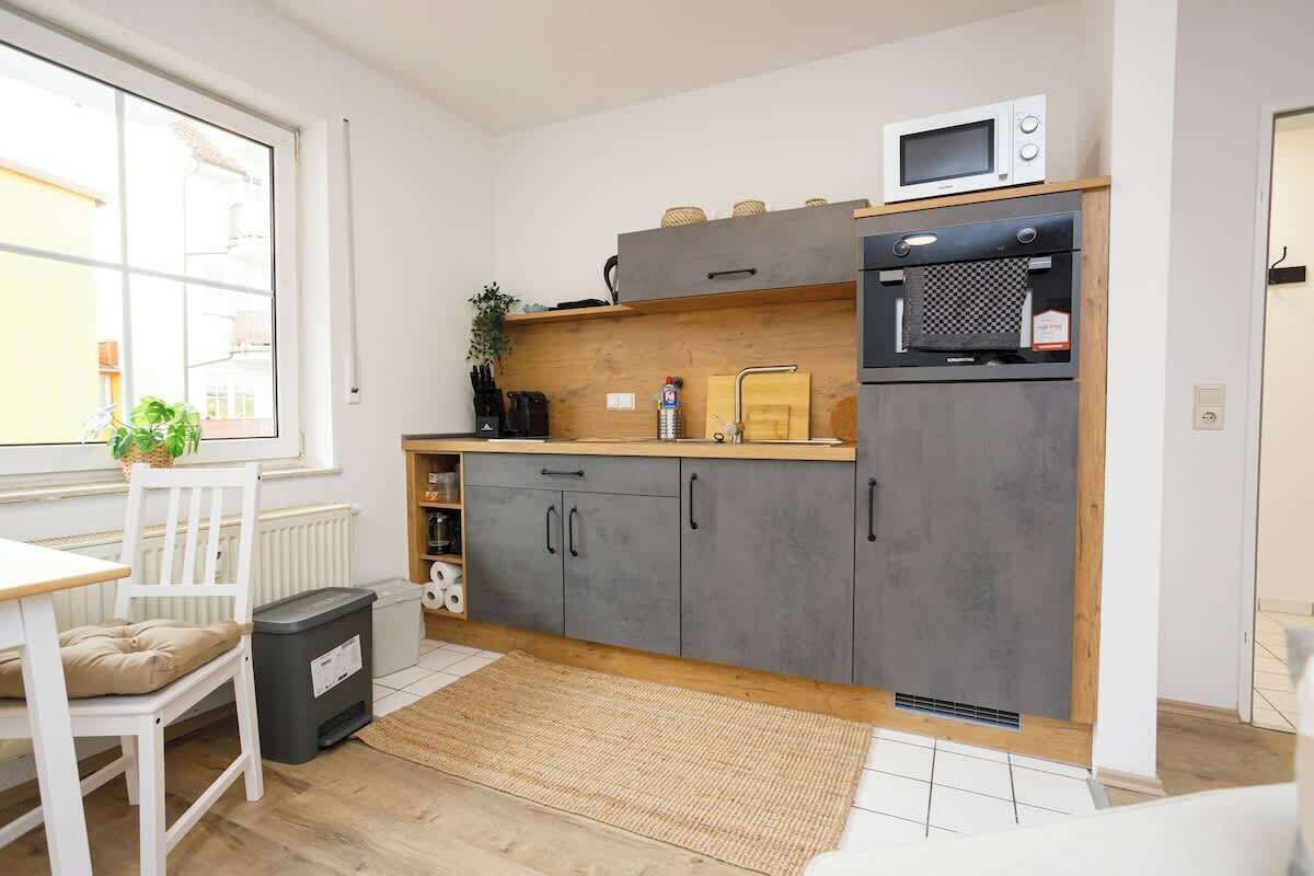 Kühlschrank, Ofen, Herdplatte, Wasserkocher mit Kaffee-/Teezubehör
