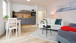 A modern apartment with a kitchen, dining area, and living room. - FullHouse | K70 Goethe | Balcony | Washing Machine (Eisenach)
