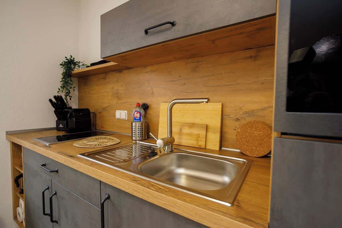 Kühlschrank, Ofen, Herdplatte, Wasserkocher mit Kaffee-/Teezubehör