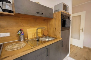 Refrigerador, horno, parrilla de estufa y cafetera y tetera 