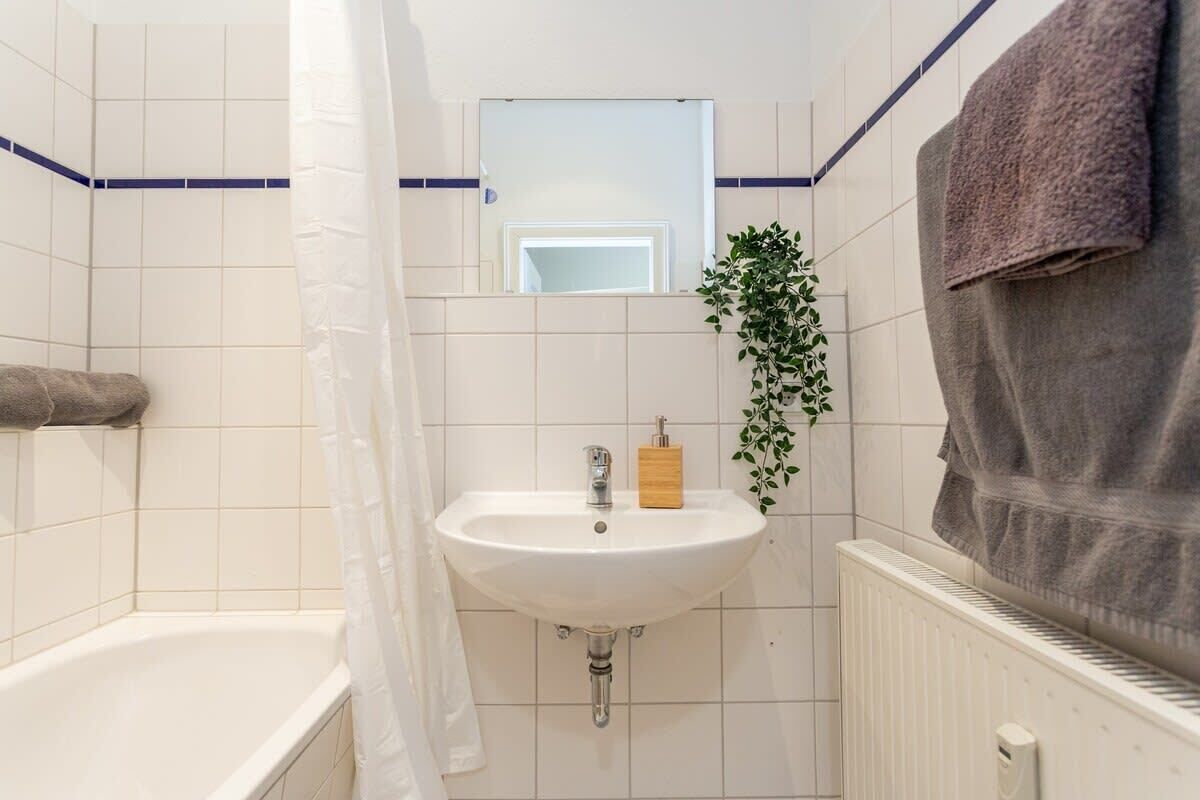 Douche, articles de toilette gratuits, sèche-cheveux