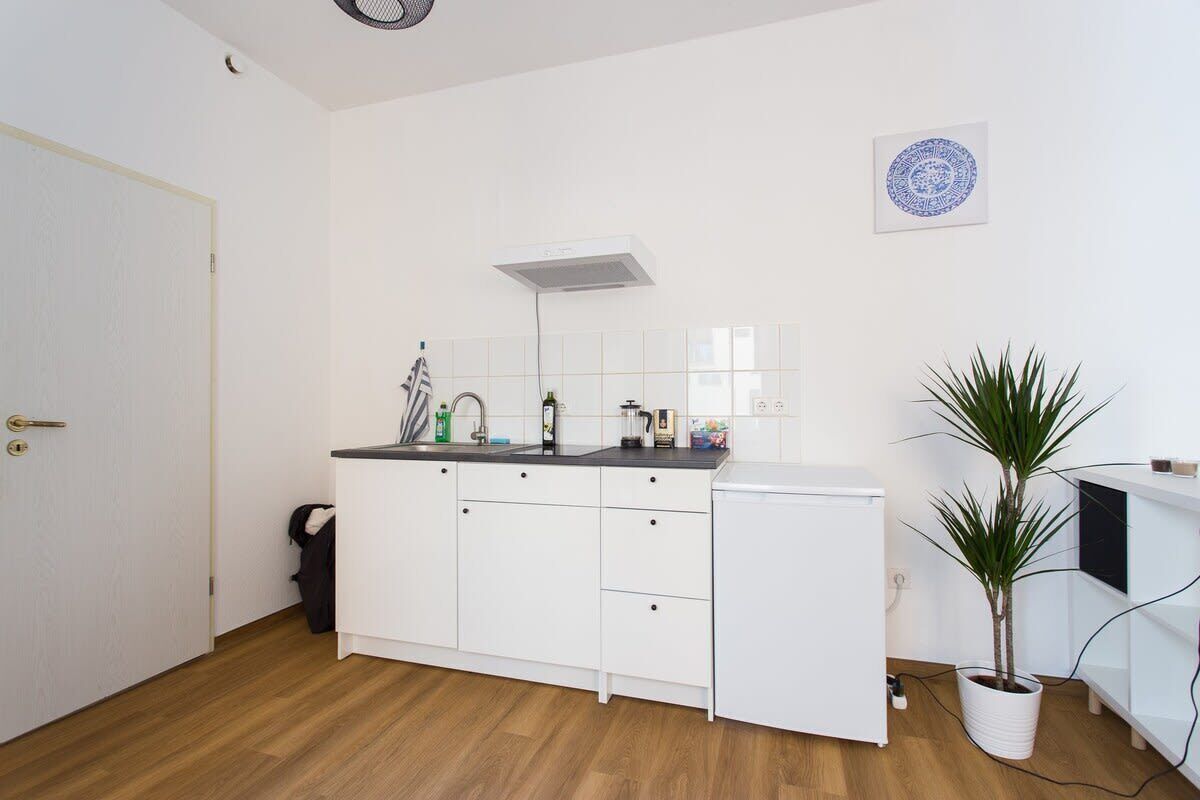 Kühlschrank, Mikrowelle, Herdplatte, Wasserkocher mit Kaffee-/Teezubehör