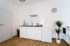 Réfrigérateur, micro-ondes, plaque de cuisson, cafetière/bouilloire