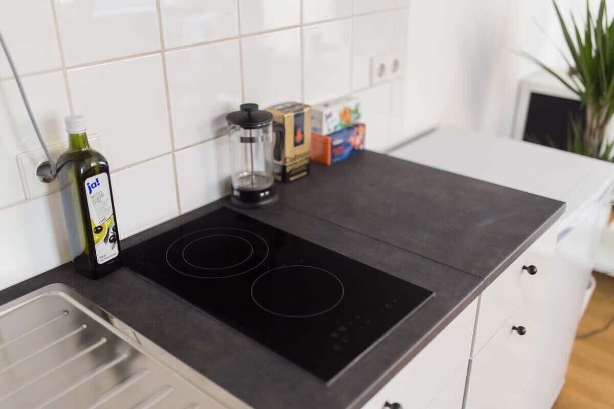 Frigorífic, microones, placa de cuina i cafetera i tetera 