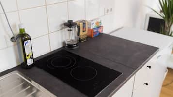 Frigorífic, microones, placa de cuina i cafetera i tetera