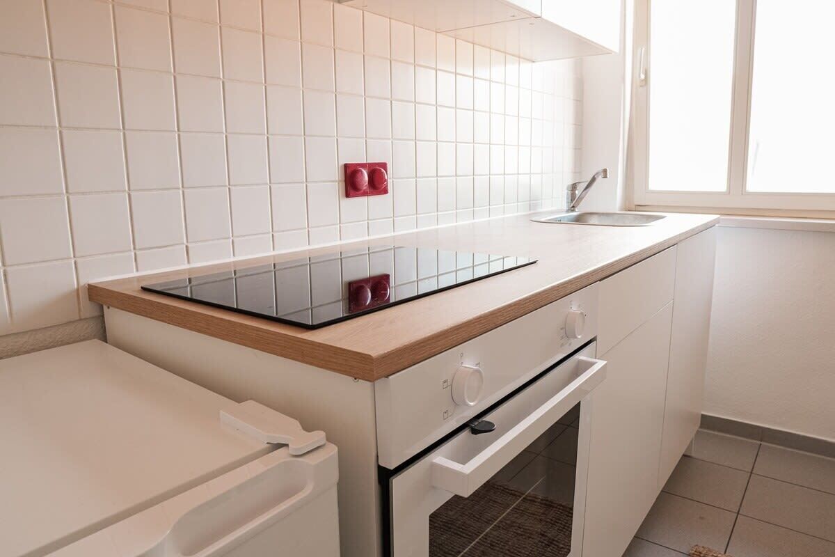 Kühlschrank, Ofen, Herdplatte, Wasserkocher mit Kaffee-/Teezubehör