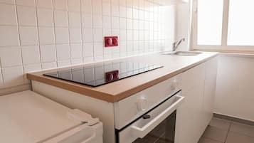 Kühlschrank, Ofen, Herdplatte, Wasserkocher mit Kaffee-/Teezubehör