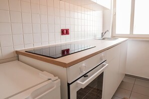 Réfrigérateur, four, plaque de cuisson, cafetière/bouilloire