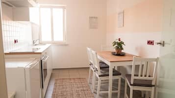 Een koelkast, een oven, een kookplaat, een koffiezetapparaat/waterkoker