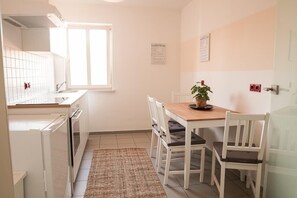 Réfrigérateur, four, plaque de cuisson, cafetière/bouilloire