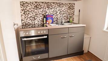 Microondas y utensilios de cocina