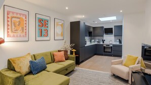 Een modern appartement met een woonkamer, keuken en een eethoek.