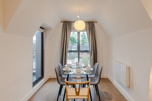 Dining - Ladywell 2 bd Flat - Fast WiFi | Smart TV | Modern (London)