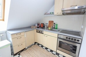 Refrigerador, horno, parrilla de estufa y cafetera y tetera