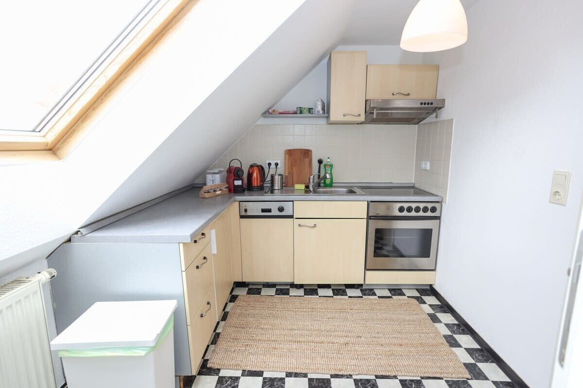 Kühlschrank, Ofen, Herdplatte, Wasserkocher mit Kaffee-/Teezubehör